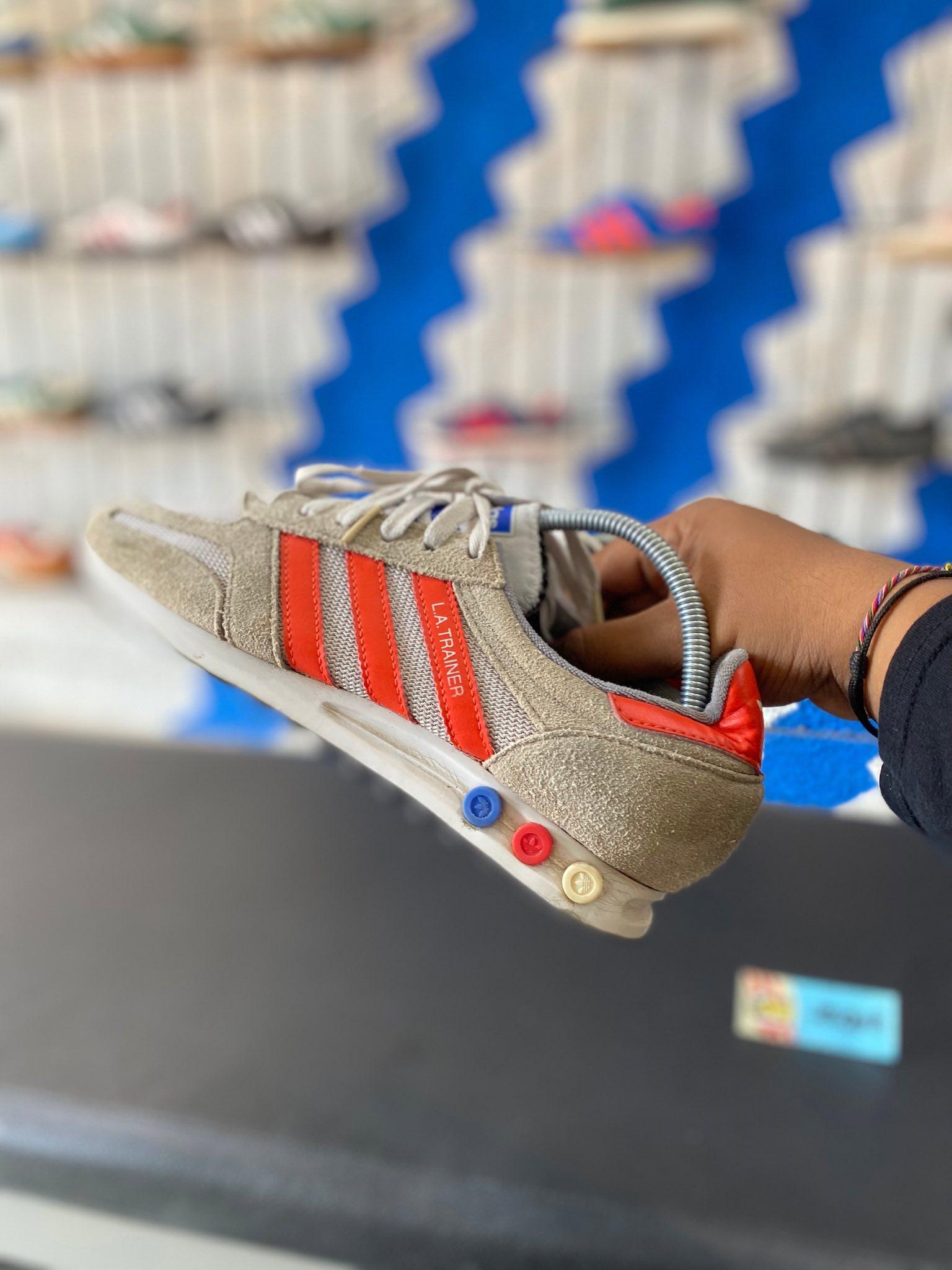 La trainer og orange clearance